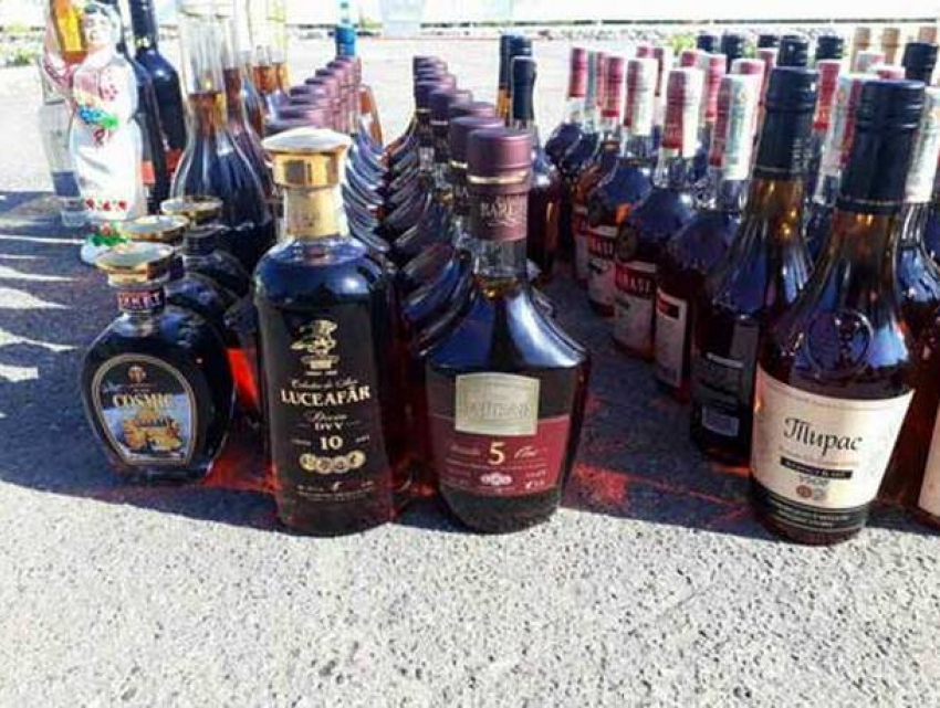 С контрабандой в 740 бутылок алкоголя молдаване попались пограничникам в Сумской области 