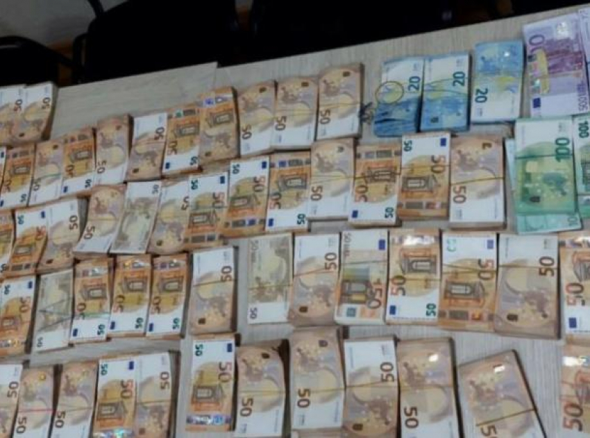 Мужчину с чемоданом денег с 550 000 евро поместили под домашний арест