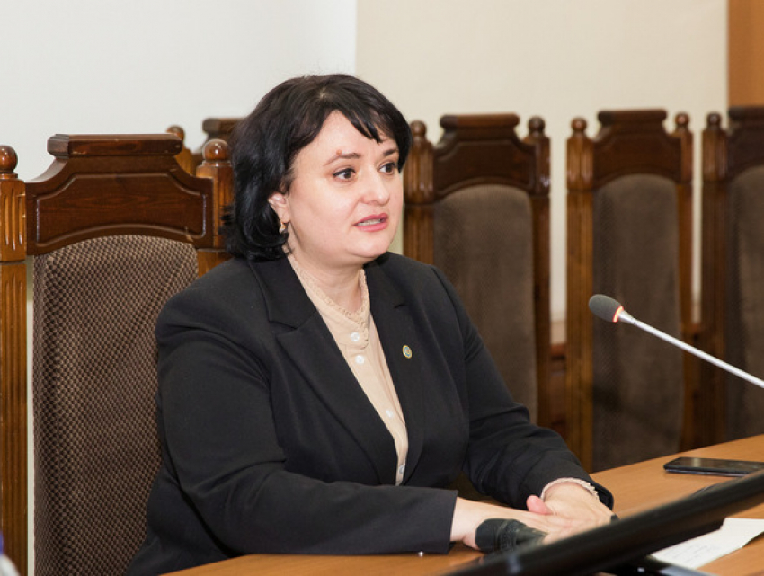 Парламентская комиссия отклонила вотум недоверия Думбрэвяну 