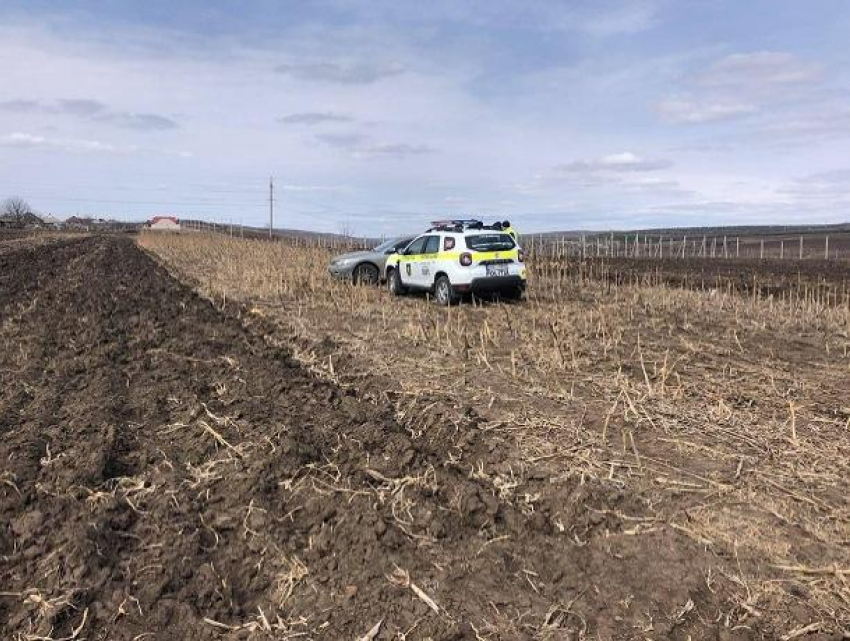 Пьяный водитель попытался удрать от экипажа полиции под Хынчештами, горячая погоня попала на видео