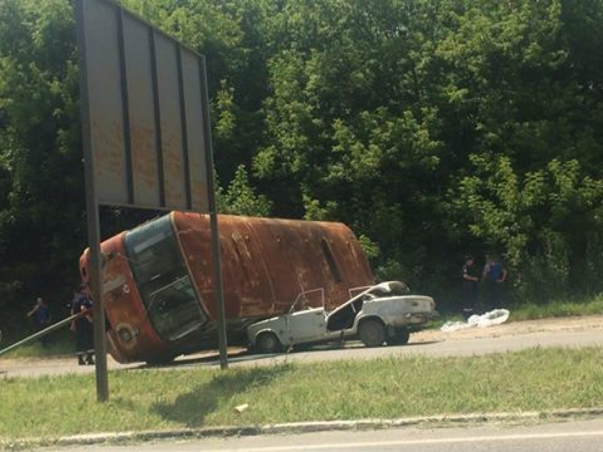 Кишиневцев напугал перевернутый автобус, лежащий посреди Балканского шоссе