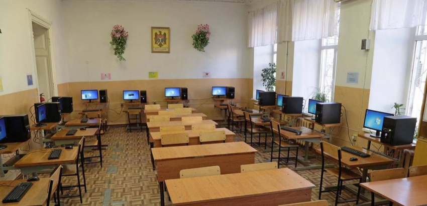 Столичный лицей имени М. Коцюбинского получил в подарок к праздникам новый компьютерный класс 