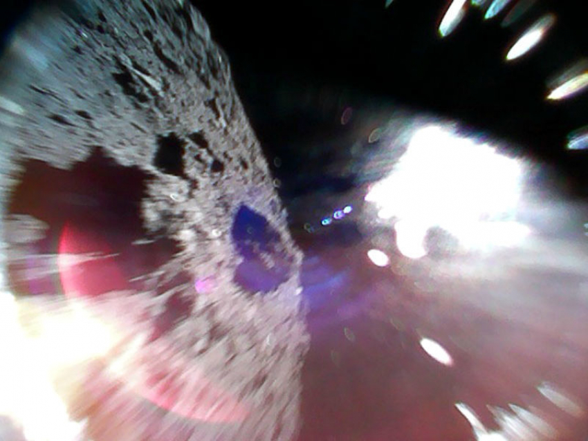 Первые в истории кадры с поверхности астероида прислали «роботы-попрыгунчики»
