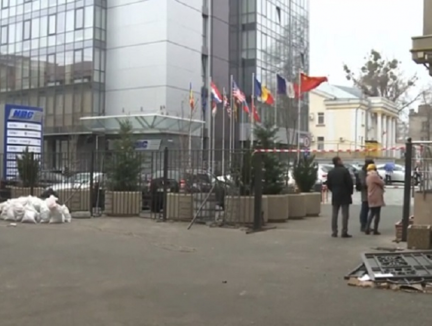 Прокуратуру в Кишиневе отгородили от зевак высоким стальным забором за 42 тыс. леев