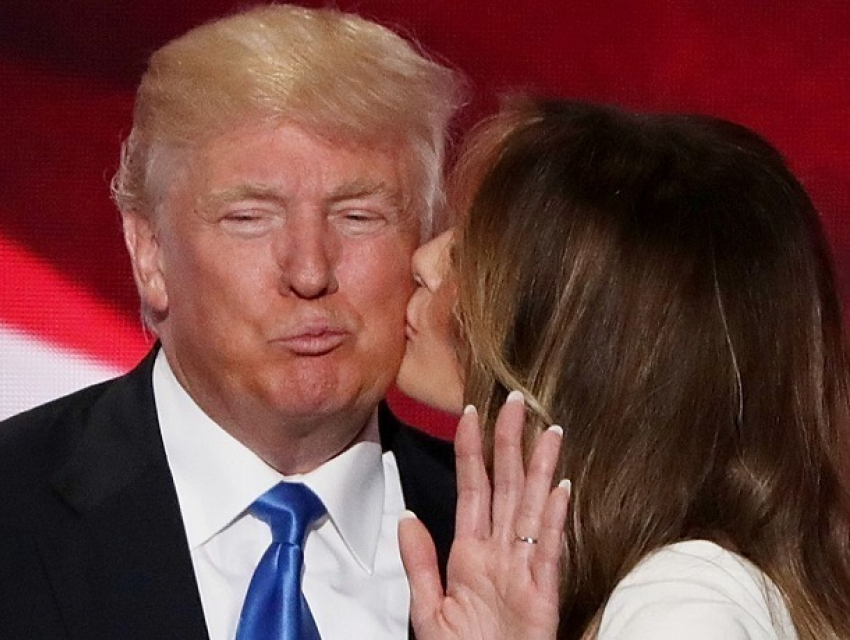 Неуклюжие попытки Трампа «овладеть рукой» жены высмеяли американцы