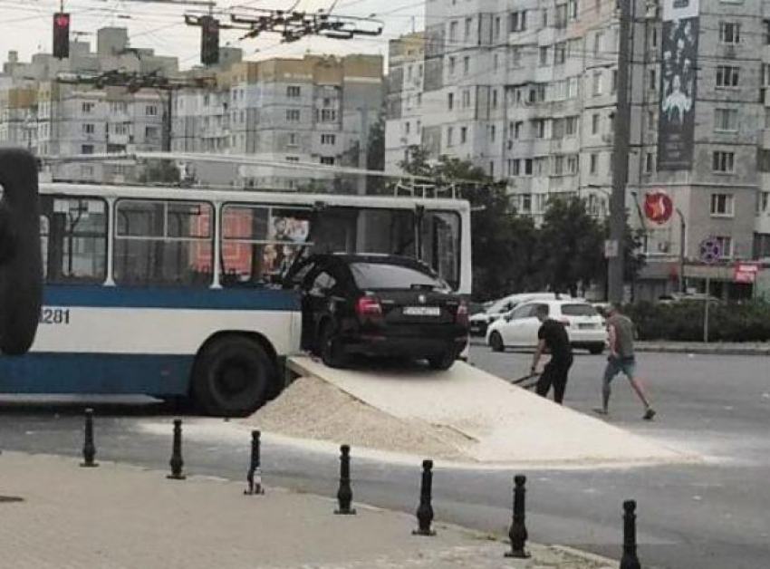 Сотни снимков с «въехавшим авто» в троллейбус разлетаются в соцсетях. СМИ пестрят желтыми заголовками