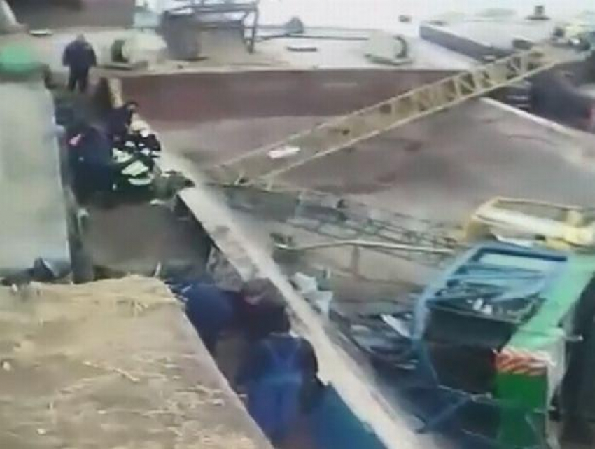  В джурджулештском порту кран упал на баржу, водитель в критическом состоянии 