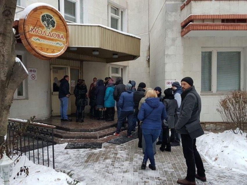 В Москве на избирательном участке образовалась очередь 