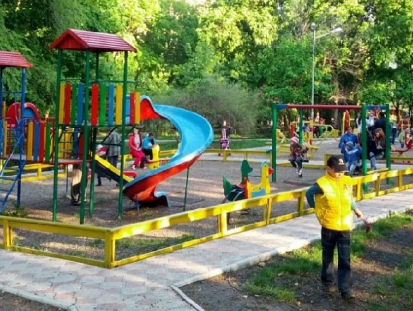 В Кишиневе ежедневно дезинфицируют все детские площадки