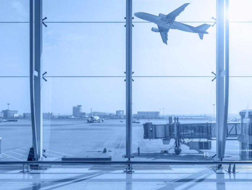 Задержание в аэропорту: раскрыта схема краж денег на борту самолетов