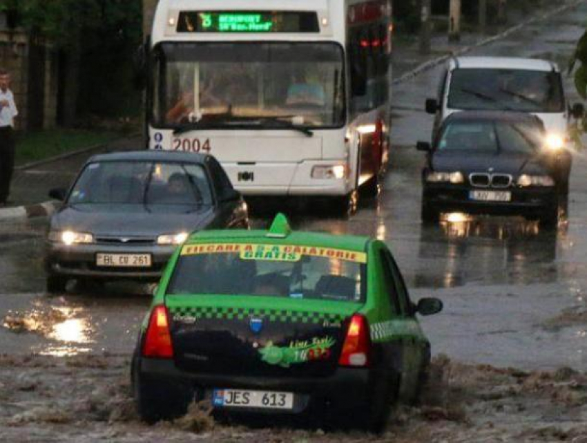 Молдову ожидает очередной удар стихии – снова ливни, грозы и шквалистый ветер