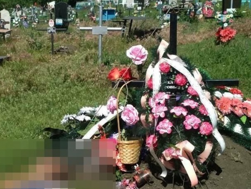 Мужчина повесился на могильном кресте своей жены, похороненной в Каушанском районе