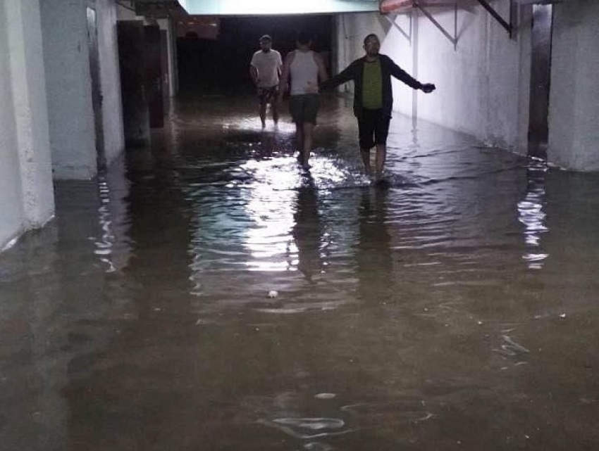 Ударивший по Кишиневу ливень затопил подземную парковку и автомобили на улицах