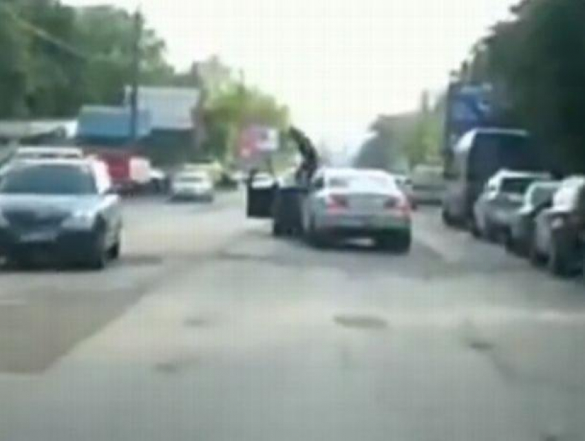На улице Куза-Водэ произошёл живописный конфликт между водителями - один из них запрыгнул на капот машины обидчика