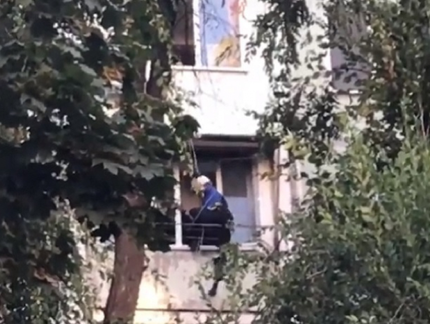 Девушку, угрожавшую спрыгнуть с балкона в столице, спасли с помощью ее мамы