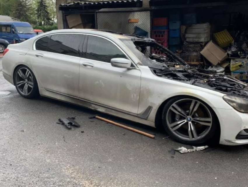 Шок из соцсетей: в Кишиневе вместо автомобиля - обгорелый остов