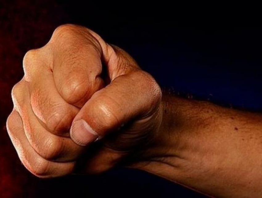 Судебный пристав напал на ребенка и бил его головой об асфальт