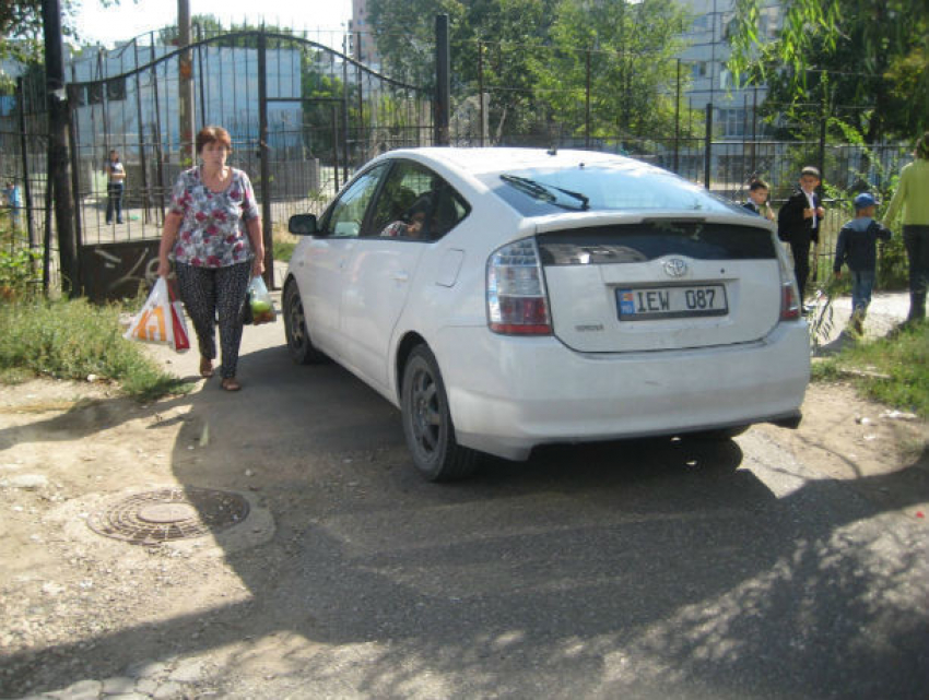Хамская парковка дамы на тротуаре перед школой возмутила жительницу Кишинева