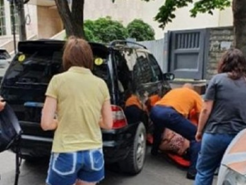 В Кишиневе автоледи за рулем Mercedes сдала назад, но повредила другое авто и травмировала свою мать