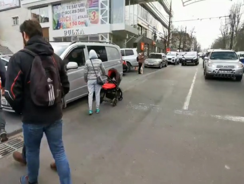 Видеофакт: из-за хаоса с паркованием машин женщина с коляской не смогла нормально перейти дорогу