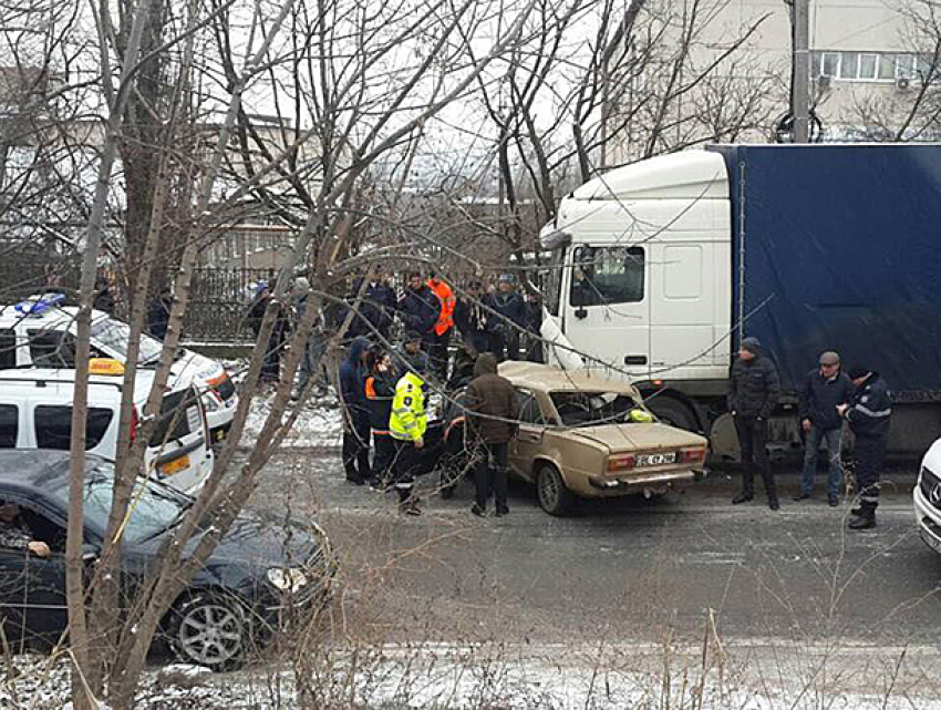 Смертельное столкновение легкового автомобиля и грузовика произошло на скользкой улице Кишинева 
