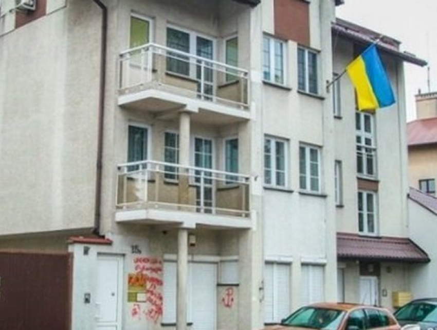 "Убирайтесь вон!» - возмущенные поляки изрисовали стены консульства Украины