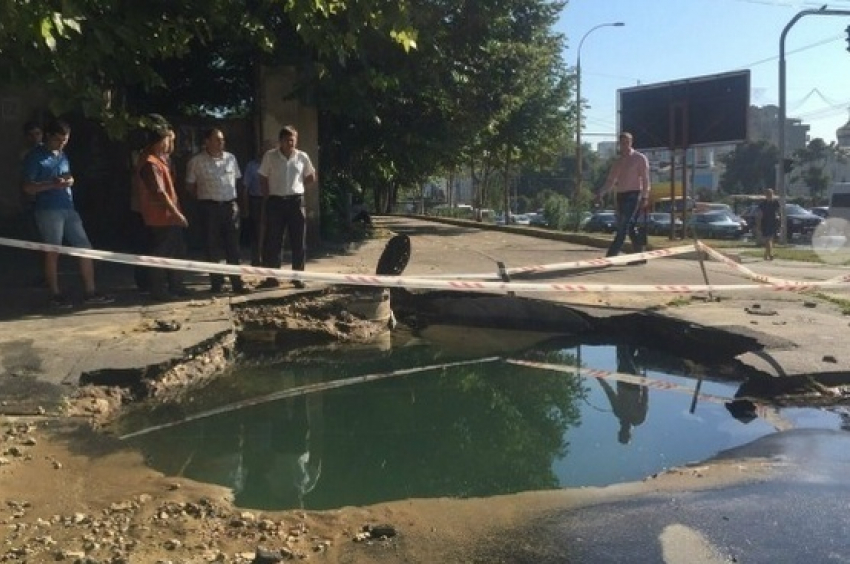 Участившиеся в Кишиневе провалы асфальта высмеяли в ролике