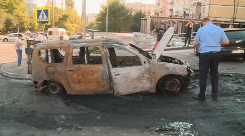 Сгоревший утром на Чеканах автомобиль был подожжен, водитель находился внутри