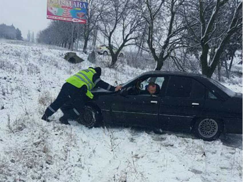 Экстремально опасными сделал снегопад дороги на севере Молдовы: застряли десятки машин 