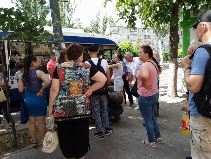 Спасение пассажирки переполненного и раскаленного троллейбуса в Кишиневе попало на видео 
