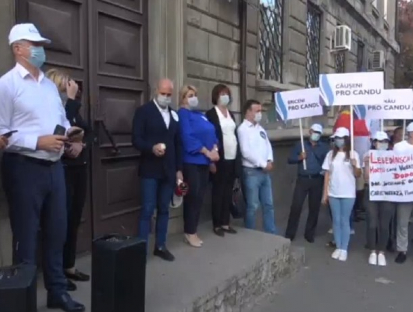 Игра в протесты: сторонники Канду пикетируют ЦИК