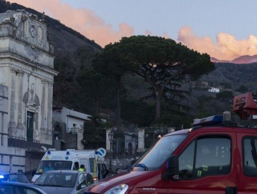 Сильное землетрясение произошло на юге Италии, десятки людей ранены 