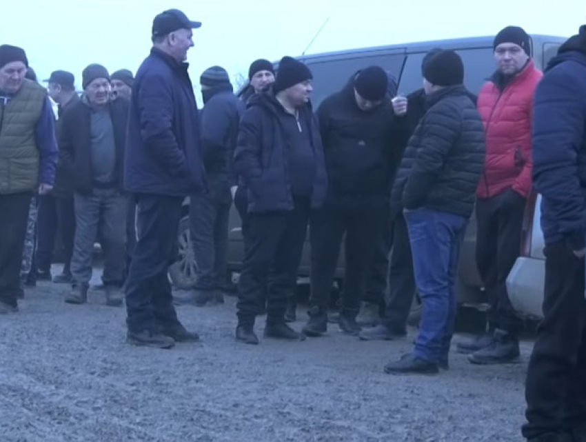 Жители села Токуз требуют сделать дорогу: протест из-за километровой грязи