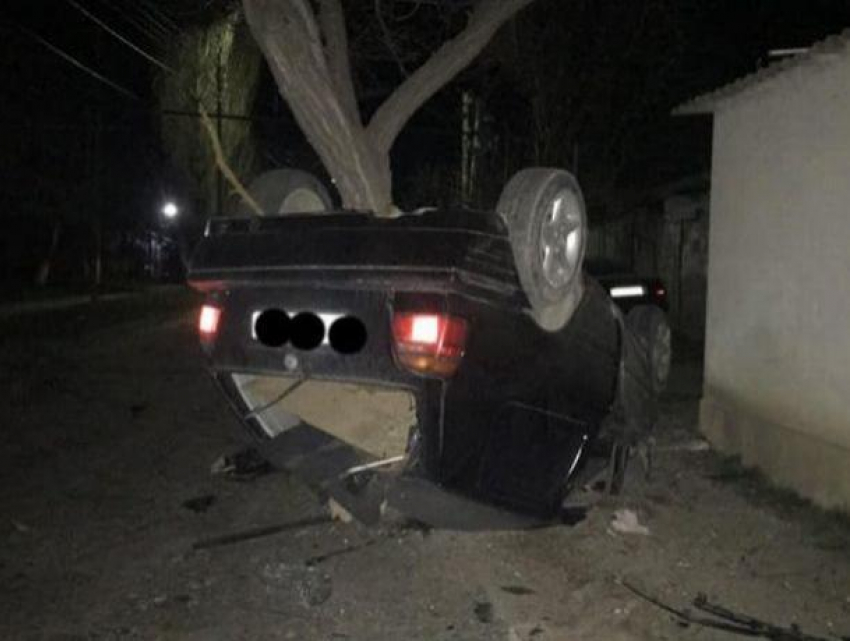 На Старой Почте водитель разбил вдребезги свой VW Golf и скрылся с места аварии