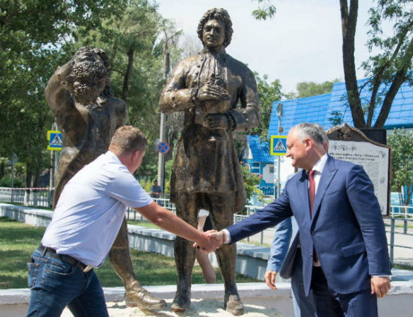 Первый в истории памятник дружбы Петра I и Дмитрия Кантемира открыл в Волгодонске президент Молдовы