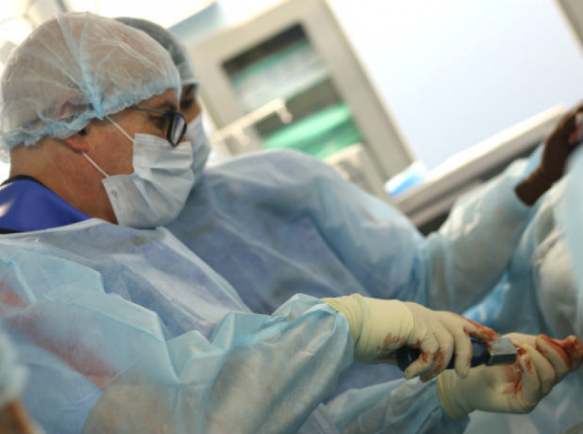 Глава травматологии Сорокской больницы потребовал от пациента 17 тысяч леев за пересадку сустава вне очереди