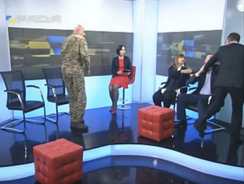 Украинские депутаты подрались в эфире парламентского телеканала 