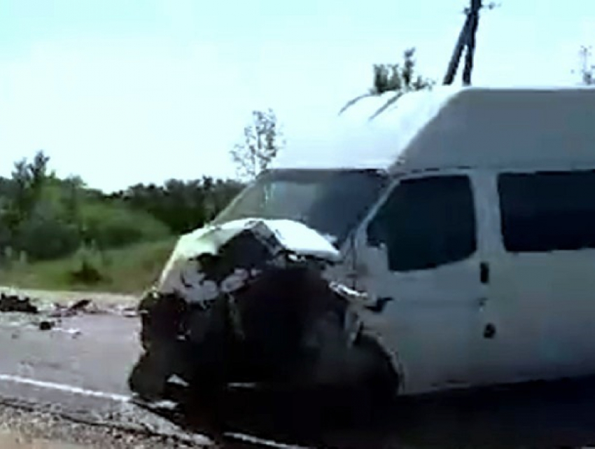 Автомобиль BMW после столкновения с микроавтобусом пролетел 50 метров в Страшенском районе
