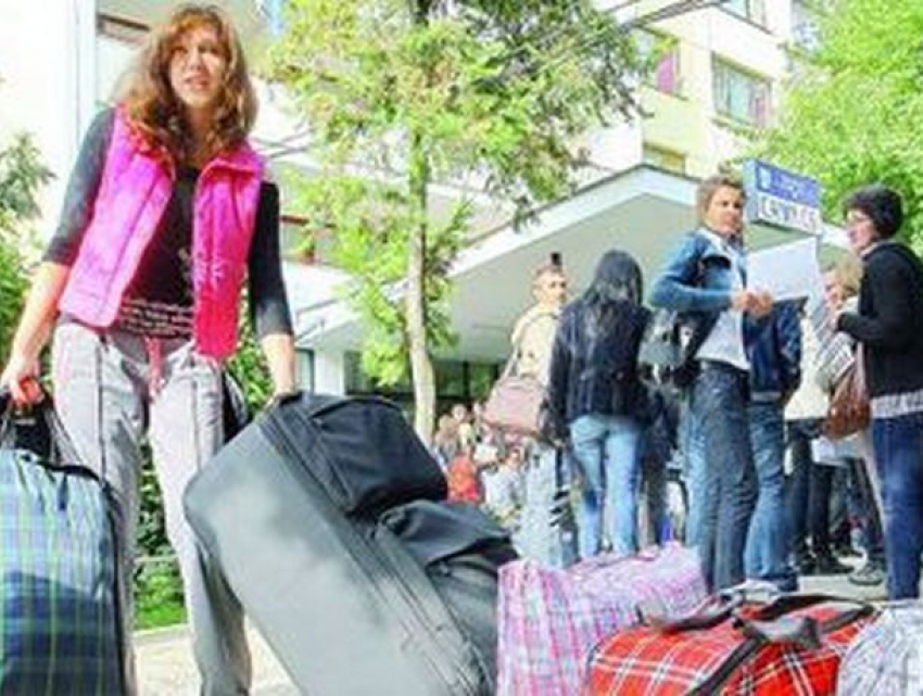 Взятки за предоставление мест вымогали в студенческих общежитиях Кишинева 