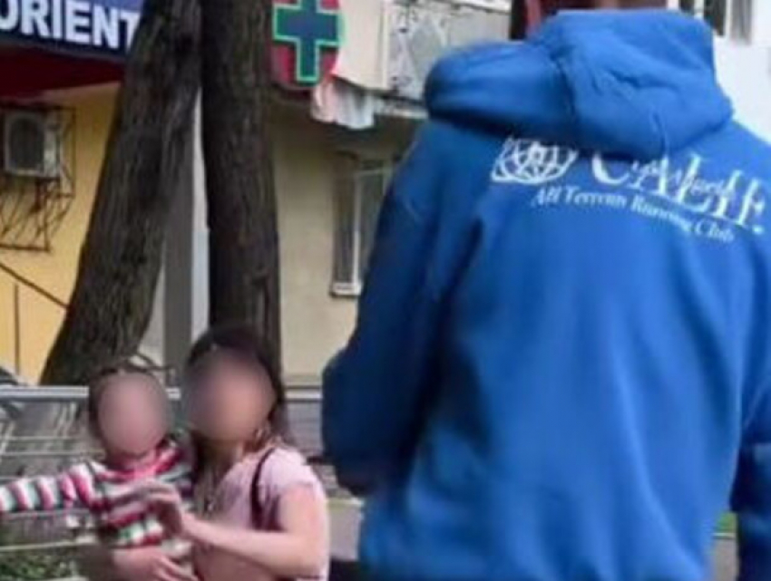 Мужчина нападал на свою жену с ребенком в руках – прохожие вовремя сориентировались и сдали его полиции