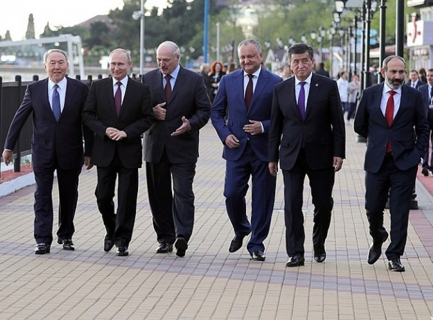 Неформальная прогулка Игоря Додона с главами государств по набережной попала на фото