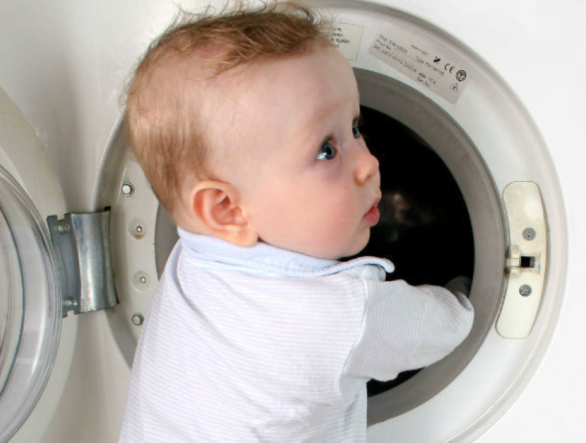 Мгновенная смерть: любопытного ребенка убила стиральная машинка