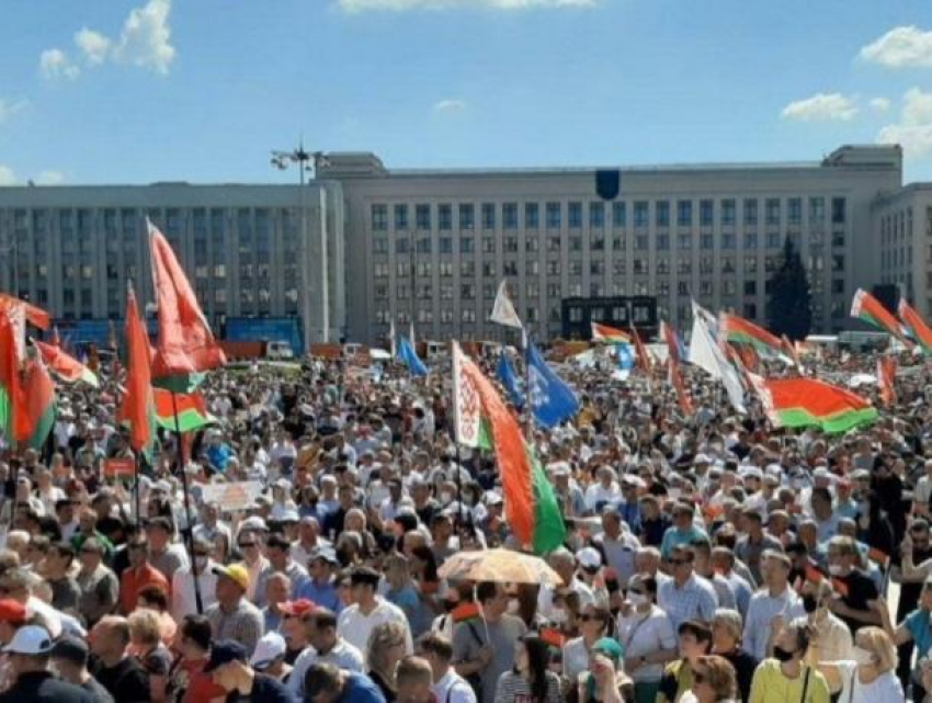 В Минске нарастает противостояние, Лукашенко также вывел на улицы своих сторонников