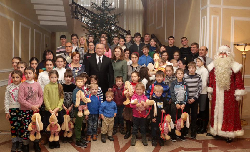 Президент Молдовы вручил государственные награды четырем многодетным семьям