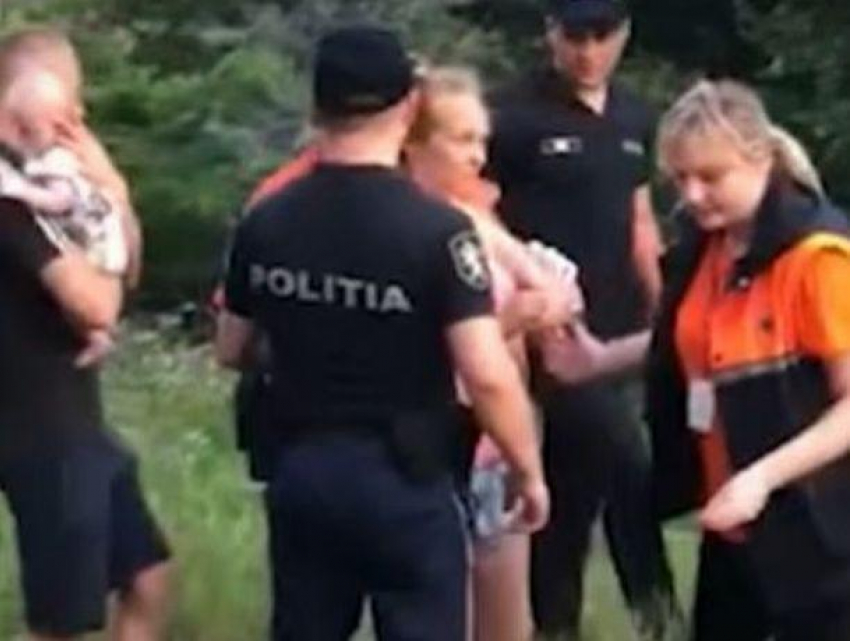 Вопиющая беспечность на Чеканах - пьяная мамаша забыла своё малолетнее дитя посреди дороги