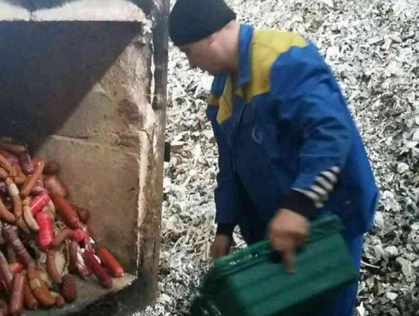 Впечатляющее уничтожение более тонны колбас и копченостей в Яловенах показали на снимках
