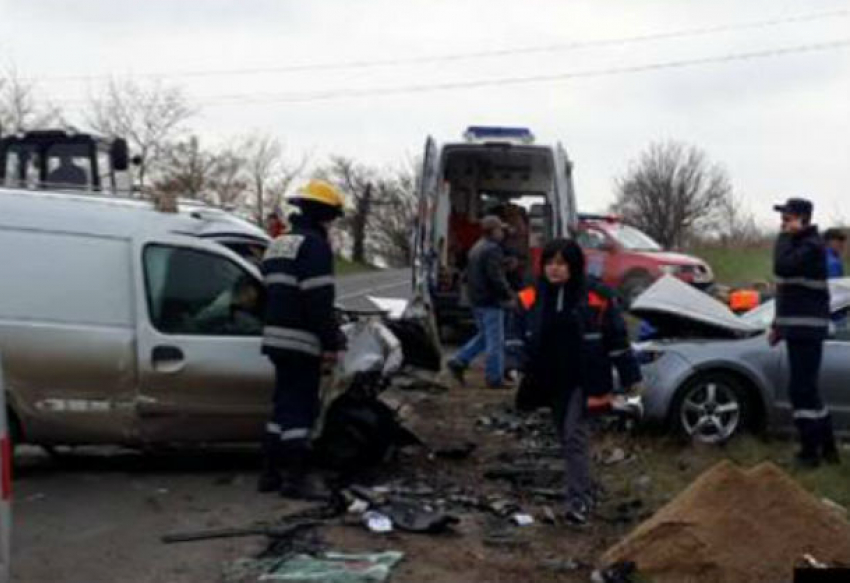 Женщина погибла и двое мужчин получили ранения в массовом ДТП в районе Сынжерея