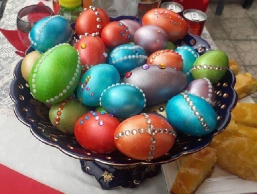 На кладбище в Сороках принесли яйца со стразами Swarovski 