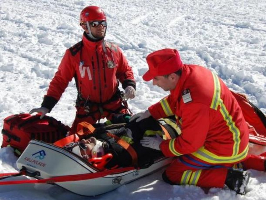 Румынским спасателям пришлось на носилках снимать с горы беременную молдаванку