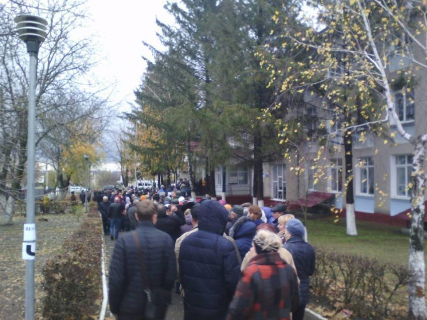 На избирательных участках в Варнице и Каменке образовались очереди
